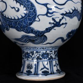元青花龙纹鸡腿罐，高36.5厘米，直径32厘米.