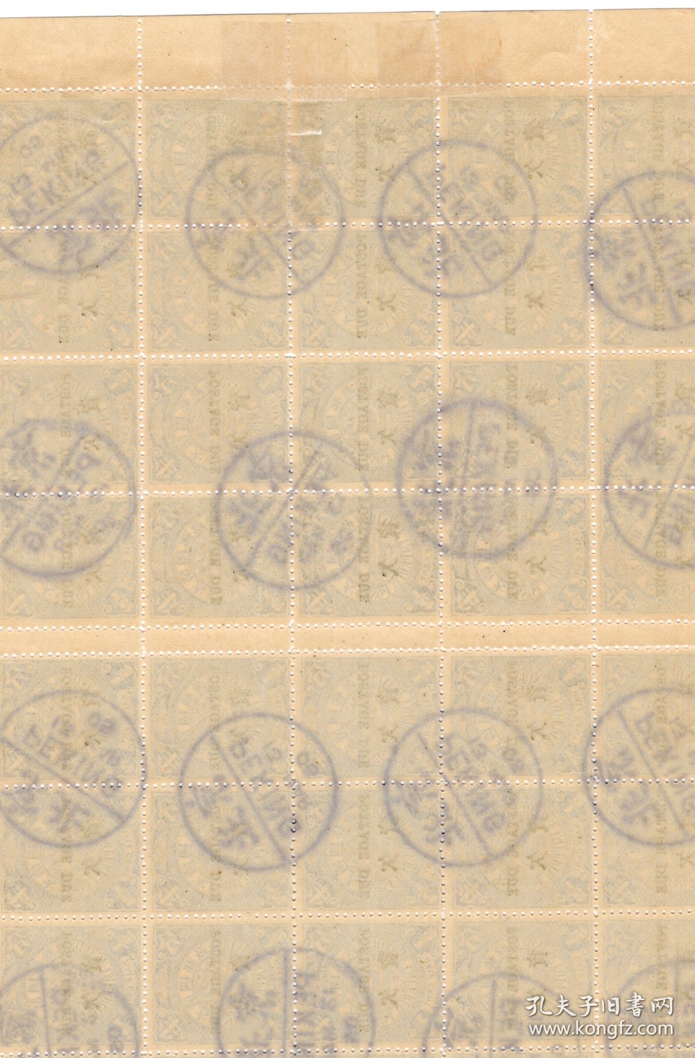 点击查看原图 1904年伦敦版欠资蟠龙邮票,两全格40方连,销北京小圆戳全戳。上品永久保真,大部分原胶无贴并伴有轻微脱胶,中间齿间有折边有齿孔断开的情况。保存完好,清票如此完整大块并达到如此品质的难得