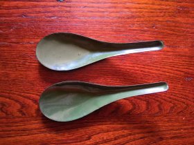 五六十年代老的军绿色搪瓷勺一对，品相如图，十分怀旧，质量非常好，长宽：13.5*4.2厘米