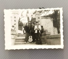 1980年安徽水利电力学校音乐队在蚌埠市怀远县荆山白乳泉风景区内集体创作老照片