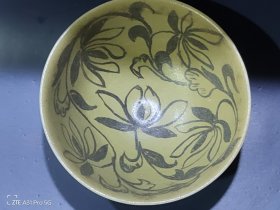 卖一老碗，口径16.5厘米，高8厘米，足径6.5厘米。AI说是宋代越窑褐彩莲花碗，品相完好无瑕疵，单色釉，画花自然流畅。经典收藏瓷器，喜欢的朋友可以联系我。