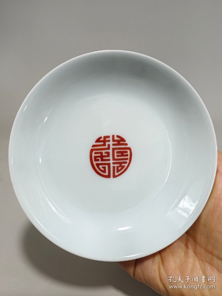 大清雍正御制款矾红年年有余纹盘