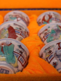 明斗彩十八罗汉纹茶杯一套