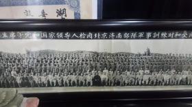 毛主席刘主席等国家领导人检阅北京济南部队军事训练时和受阅官兵合影（1965年6月15）