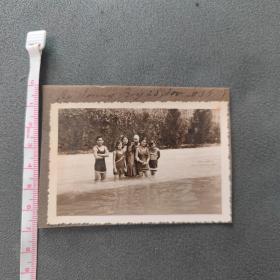 民国老照片，1935年泳衣少年少女合影老照片