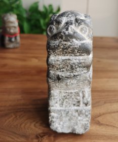关中老石狮子(估为清代，虽断为两半，可分可合更有味)