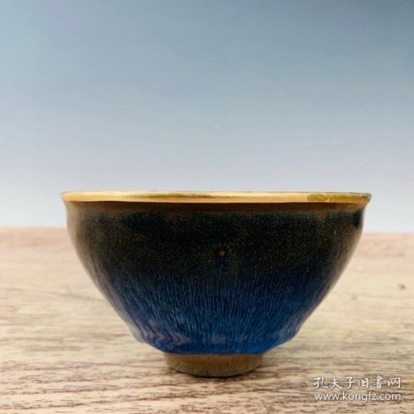 建窑包金口蓝兔毫盏，高7.5厘米，直径13 厘米