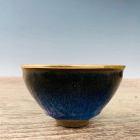 建窑包金口蓝兔毫盏，高7.5厘米，直径13 厘米