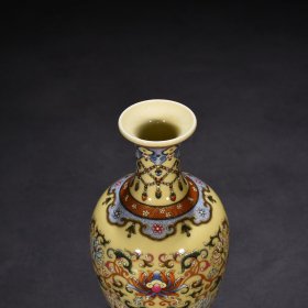 清乾隆米黄釉珐琅彩描金缠枝花卉纹瓶 21*10厘米