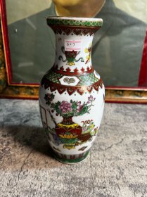 80年代，古彩清供图花瓶一只，口磕y
