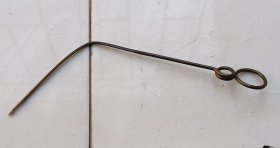 一拫造型独特带拐弯和8字拉环的老的铜质钩针1根
