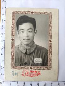 1954年中国人民解放军吴彬着50式军装(照片带底板背面有字“郝政教留念”，照片实际尺寸约8.5*6，毛笔字漂亮)(中国人民解放军老革命郝步青，曾获得过八一勋章等众多勋章，解放后在云南保山服役，六十年代调到河北平山县做团长，军衔至少应该中校)