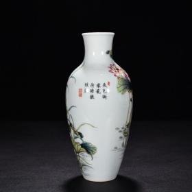 清乾隆珐琅彩荷塘月色观音瓶
高21.5厘米     宽11厘米