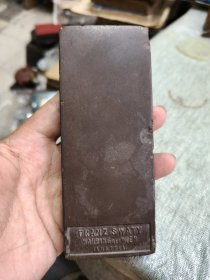 雕刻英文的石块，像砚石，摸起来光滑细腻，边上有磕碰