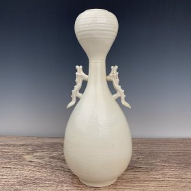 宋定窑包金口刻花卉纹蒜头双耳瓶，高43厘米，直径19厘米