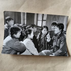 60年代黑白照片，学生在聆听老师教诲【24】
