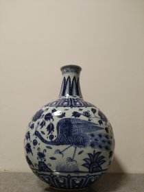 大明永宣时期青花孔雀花卉纹扁瓶，高32cm大气震撼，手工制作精美，画工精细。双面孔雀在花卉间嬉戏，卷莲纹符合明代早期特征，进口苏料，有韵散和锡斑，胎体莹润，手感如糯米。火石红微微泛出。瓶内壁见接胎痕和滴釉。整体手感光润，包浆老道。明代早期罕见精品。