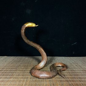 纯铜鎏金眼镜王蛇，高18.5厘米，长18.5厘米，重745克