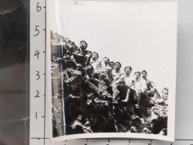 50-60年代昆工附中学生摆造型照片还像骑在什么背上(邹位相册，邹位约1961年毕业于昆工附中，之后就读于昆明工学院)