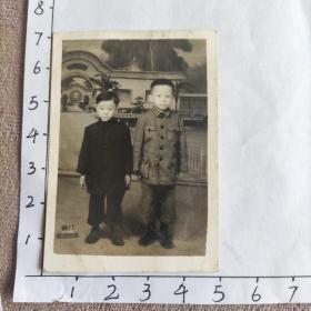 一本李钰的照片：民国两小孩(左一为李钰)7*5