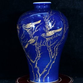 大清乾隆年制霁蓝釉描本色真金花鸟秋林鸣禽图酒瓶梅瓶
高28.2径18厘米2