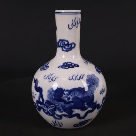 （亏本捡漏特价处理）青花狮子滚绣球图纹小天球瓶 高：13.6cm 肚经：9cm