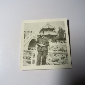 老照片–80年代青年在公园荷塘边留影（身后拱桥、亭子和游客清晰可见）