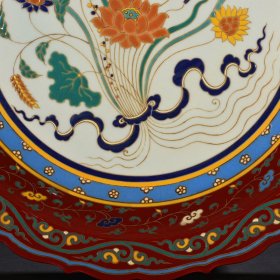 明宣德红釉五彩描金一束莲纹菱口折沿盘5*40厘米