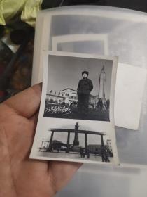 70年代老照片2张，人像相同，下边图不同