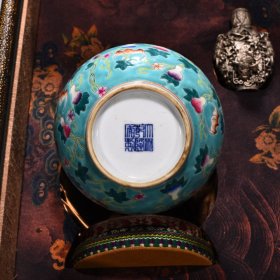 清乾隆珊瑚绿地珐琅彩福寿天球瓶 盒高27.5厘米 宽27厘米 瓶高19厘米 宽12厘米