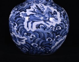 大明宣德年制青花海水纹葫芦瓶，高46×28厘米