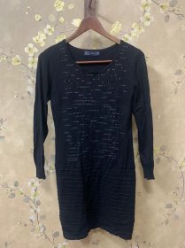 老款针织棉连衣裙 上身约为L或XL码 衣长约为78CM 胸围约为40CM 袖长约为53CM