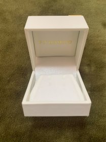 【海外回流  vintage中古】回流中古首饰盒  小年份  很实用  细节可见   内里带金色字母   仔细看好图片，尺寸如图，有瑕疵，介意勿拍，谨慎下单！出售不退！偏远地区邮费联系客服另算！