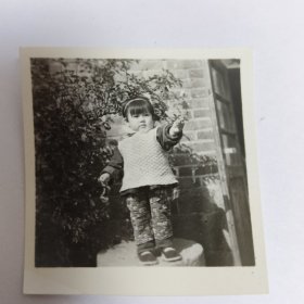 1980年10月，小亚尼在老家留影照片。