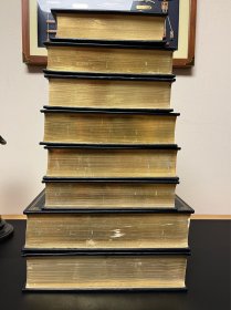 《牛津英语词典》The Oxford English Dictionary 牛津大学出版社成立500周年特别纪念版，富兰克林Franklin Library出版社联名精装特辑，真皮真丝真金，最大开本尺寸31X25，总重近38斤，限量编号2217 / 7500。 整套皮质完好无损，书口略有受潮掉金，低出（不含书架）。