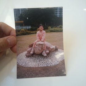 老照片–小女孩坐在乌龟雕像上留影