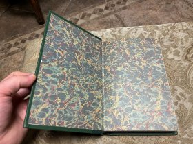 《弗洛斯河上的磨坊》 The Mill On The Floss乔治艾略特Eliot的经典小说，描绘了19世纪英国乡村生活的变迁与人物命运的纠葛。小说围绕弗洛斯河畔的磨坊，讲述了一对兄妹因社会阶层差异和爱情选择而渐行渐远，最终悲剧收场的故事。作品深刻反映了当时社会的阶级矛盾与人性复杂…富兰克林Franklin 出版社1/2真皮限量收藏版，早期无酸纸精品。