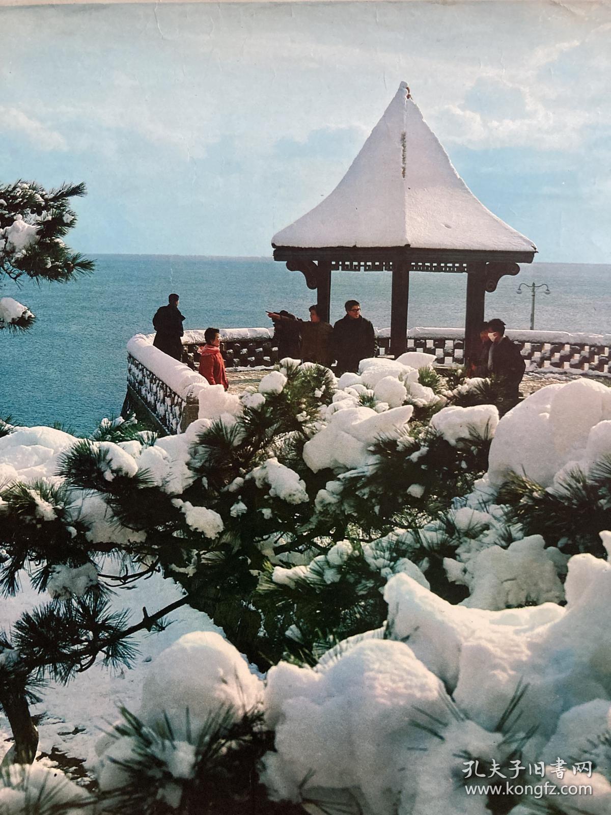 1982年冬景年历画 品相如图 69*37cm 时代气息浓郁 年代感强 可以作为画心配框装裱