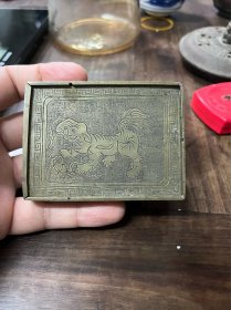 清代中期錾刻刻铜印章盒狮子滚绣球纹，全品相，尺寸：8.3 x6.5 x2.6公分