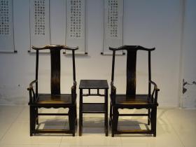 榆木制四出头大官帽椅带茶桌三件套
椅子尺寸  总高120/坐高48座面62/50厘米，
     品相完好，完整牢固
      特价  出售！