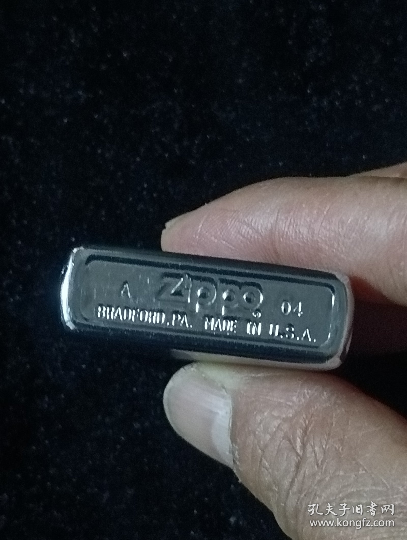 Zippo打火机，底部和内胆都有ZIPPO USA字样，但外面却有中文不知是怎么回事？开合声音清脆没毛病，宽3.8公分厚1.3公分高5.7公分，有轻微使用痕迹，超低价转让，实物如图所示藏品转让不退换请理解非偏远包邮。