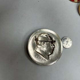 毛主席万寿无疆纪念章