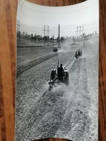 老照片 人民公社时代三台拖拉机在犁地
