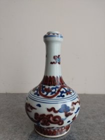 康熙年制青花釉里红云龙纹蒜头瓶，青花湛蓝，釉里紫红，云龙飞扬，绿斑悉出，铁锈入胎，红斑入骨，胎如糯米，火石泛红，工艺复杂，烧成极难，保老保真，莫失良机。