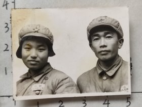 感觉是民国时期中国人民解放军美女军人与帅哥军人合影照片“老首长”