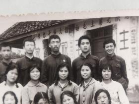 60年代十几个帅哥美女佩戴毛主席像章合影照片1.“敬祝毛主席……”2.“无线忠于伟大领袖毛主席”3.“……革命委员会”4.小小一间房标语无数