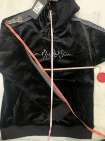 经典款式 全黑厚珊瑚绒 带吊牌小码带帽套头衫L码卫衣 码子偏小 上身约为M码-Ｌ码 ，衣长约为65CM 袖长约为54CM 胸围约为50CM