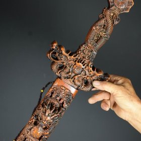 珍藏龙纹桃木剑 雕刻精细 色泽雅致 高120厘米 长18厘米 宽5厘米