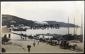 【照片珍藏】民国威海爱德华港繁忙场景及码头周边景象，可见远处的国王饭店。老照片内容丰富，影像清晰、甚为难得