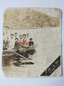 1939年民国女学生游镜泊湖照片